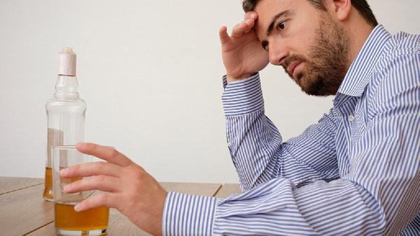 中医论述：痛风病因的主要是由什么引发的