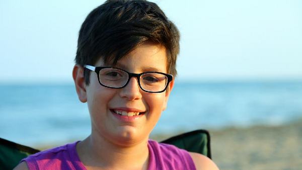 儿童挤眉弄眼笑得怪异需警惕面瘫